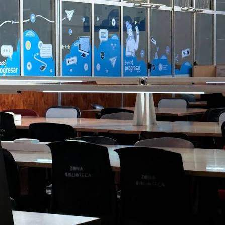 Aula equipada para el workshop de agentes de IA